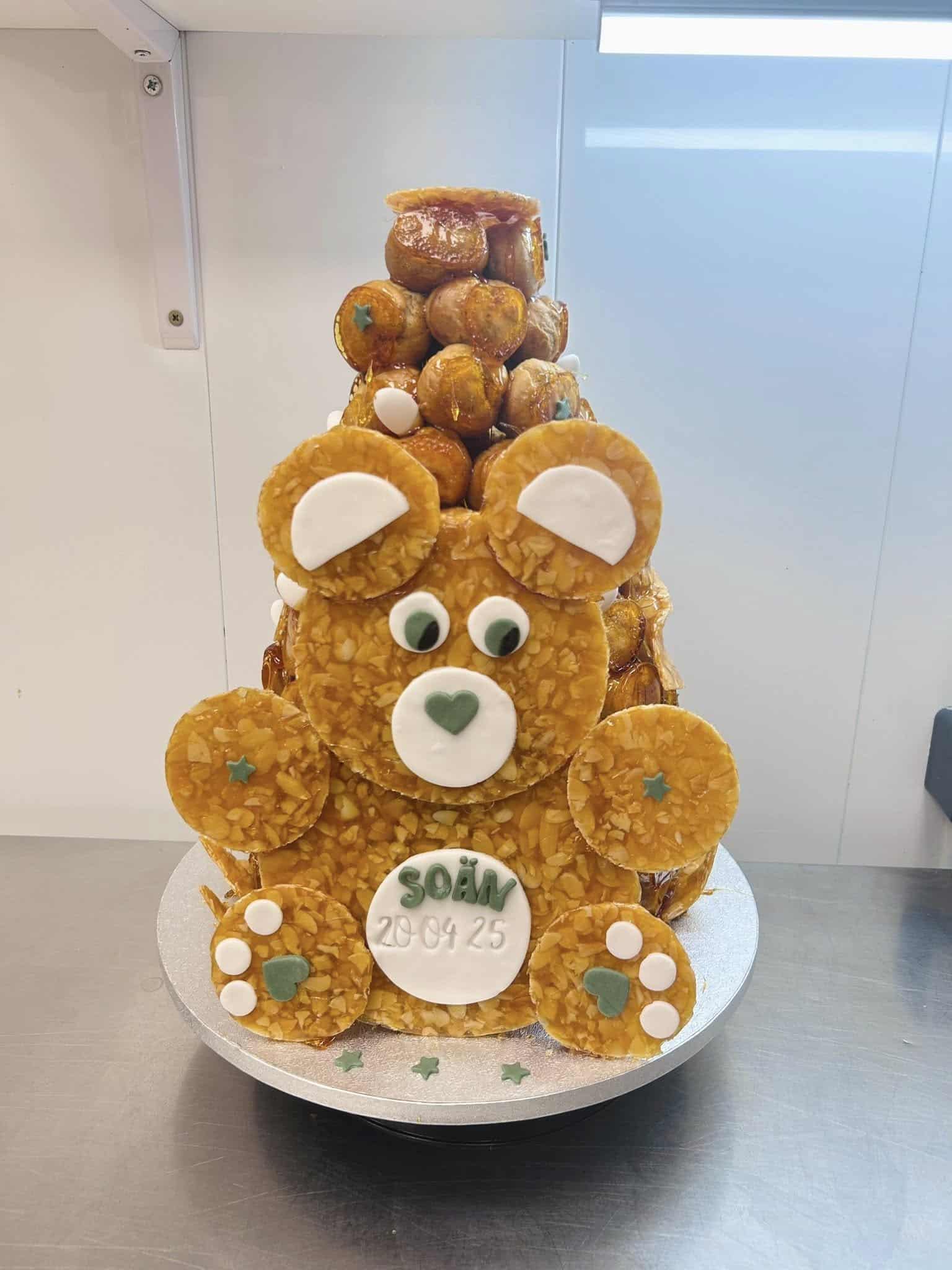 Pièce montée ours en nougatine et choux, inscription Soän 20-04-25, dessert de fête décoré de cœurs et d'étoiles vertes.