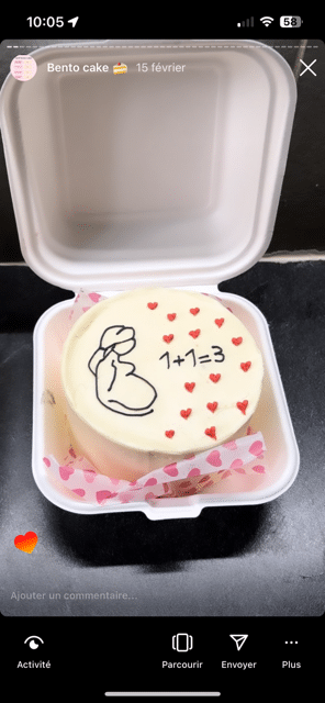 Bento cake blanc “1+1=3” avec dessin femme enceinte et cœurs rouges dans boîte. Annonce grossesse, daté 15 février.