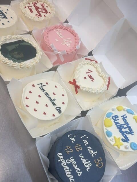 Gâteaux bento personnalisés en boîtes. Messages: 'Happy Birthday', 'New life', 'I'm not 30', photo, cœur, motifs marins.