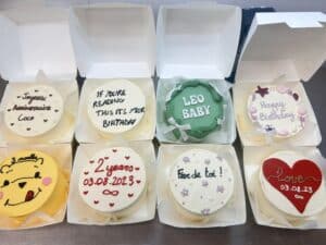 Huit mini gâteaux personnalisés en boîtes, décorés pour anniversaires, naissance (LEO BABY), amour, félicitations ("Fier de toi !") et étapes de vie (Winnie 3 mois).