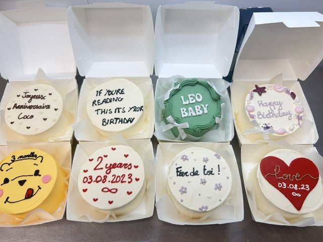 Huit mini gâteaux personnalisés en boîtes, décorés pour anniversaires, naissance (LEO BABY), amour, félicitations ("Fier de toi !") et étapes de vie (Winnie 3 mois).